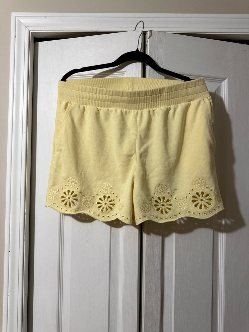 House of Harlow 1960 Butter Yellow Eyelet Scallop Hem Shorts - L